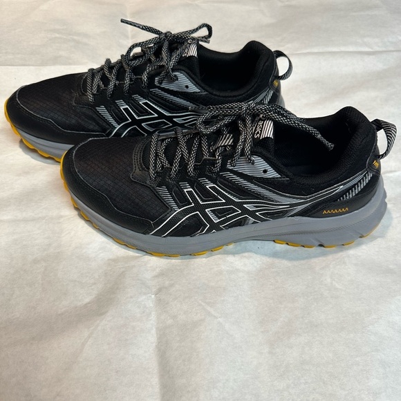 ASICS Black and Gray Sneakers with Yellow Soles - Picture 11 of 11
